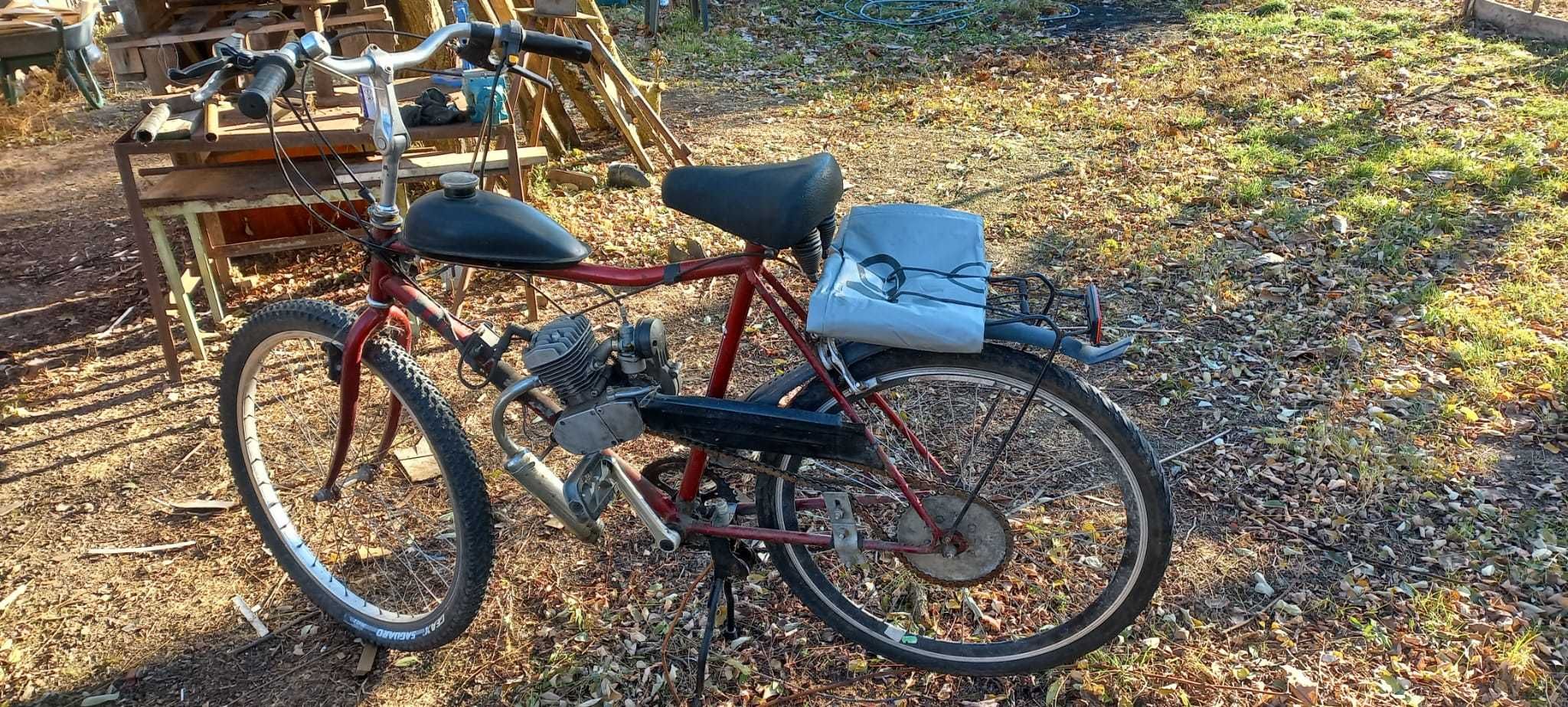 bicicleta cu motor pe benzina