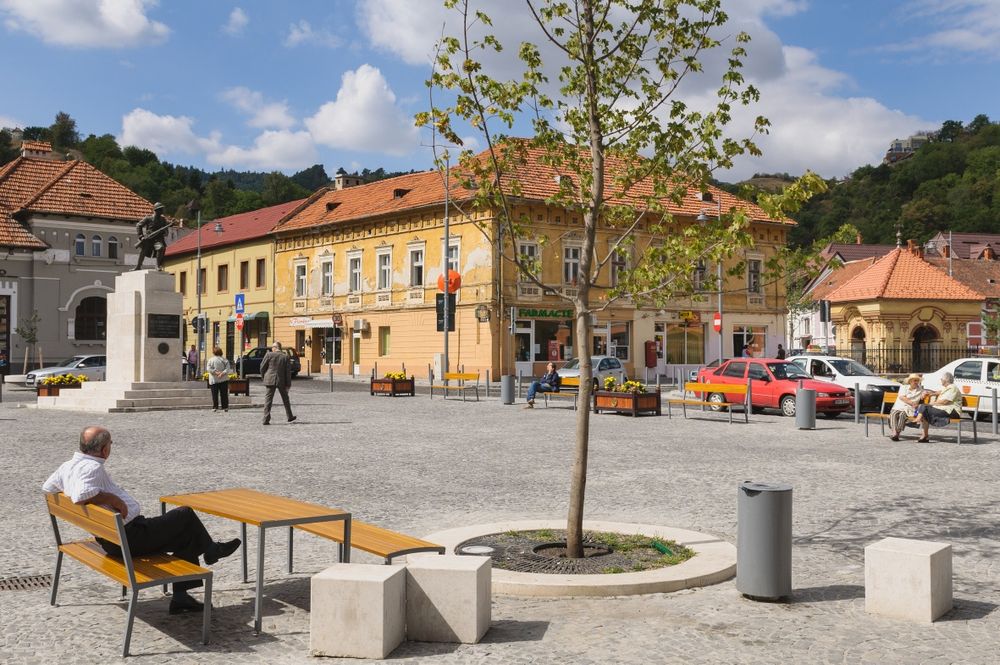 Apartament Spațios cu 3 Camere în Centru Brașovului