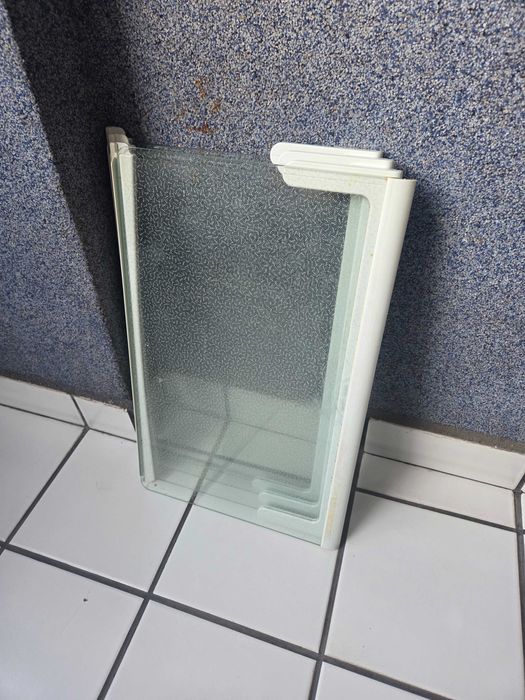 Хладилник с фризер за вграждане на части