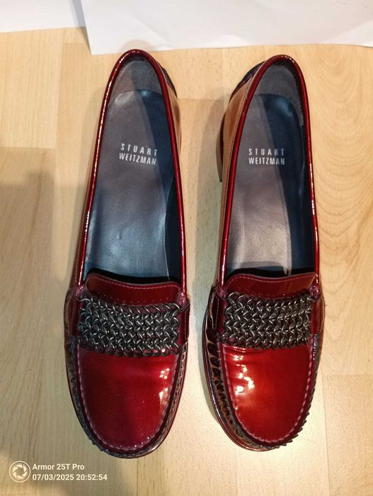 Mocasini Stuart Weitzman din Piele Lăcuită Roșie cu Lanț - 36