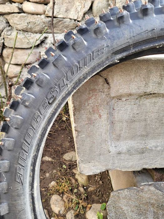 Vand cauciucuri ENDURO cu cuie vidia