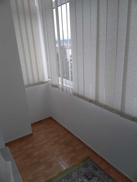 Vand Apartament  .4camere ,2 bai .bucatarie .mobilat .