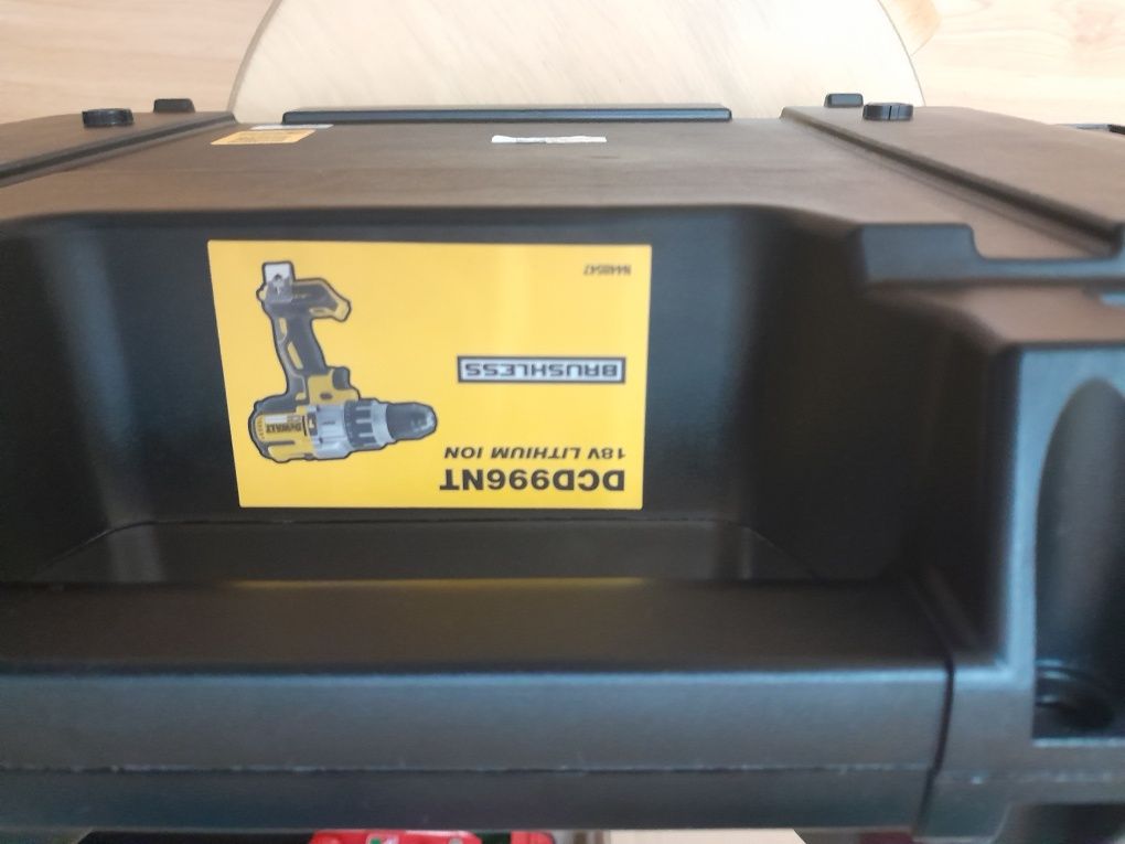 Продам ударную дрель-шуруповерт De Walt 18V XR Li-Ion