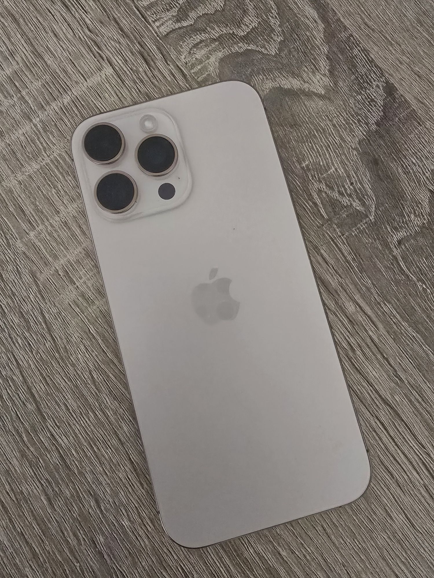 Продавам iphone 16 pro max 256 gb Desert Titanium