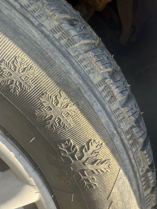 Vand 4 cauciucuri iarna 195/65 R15 cu jante de tabla