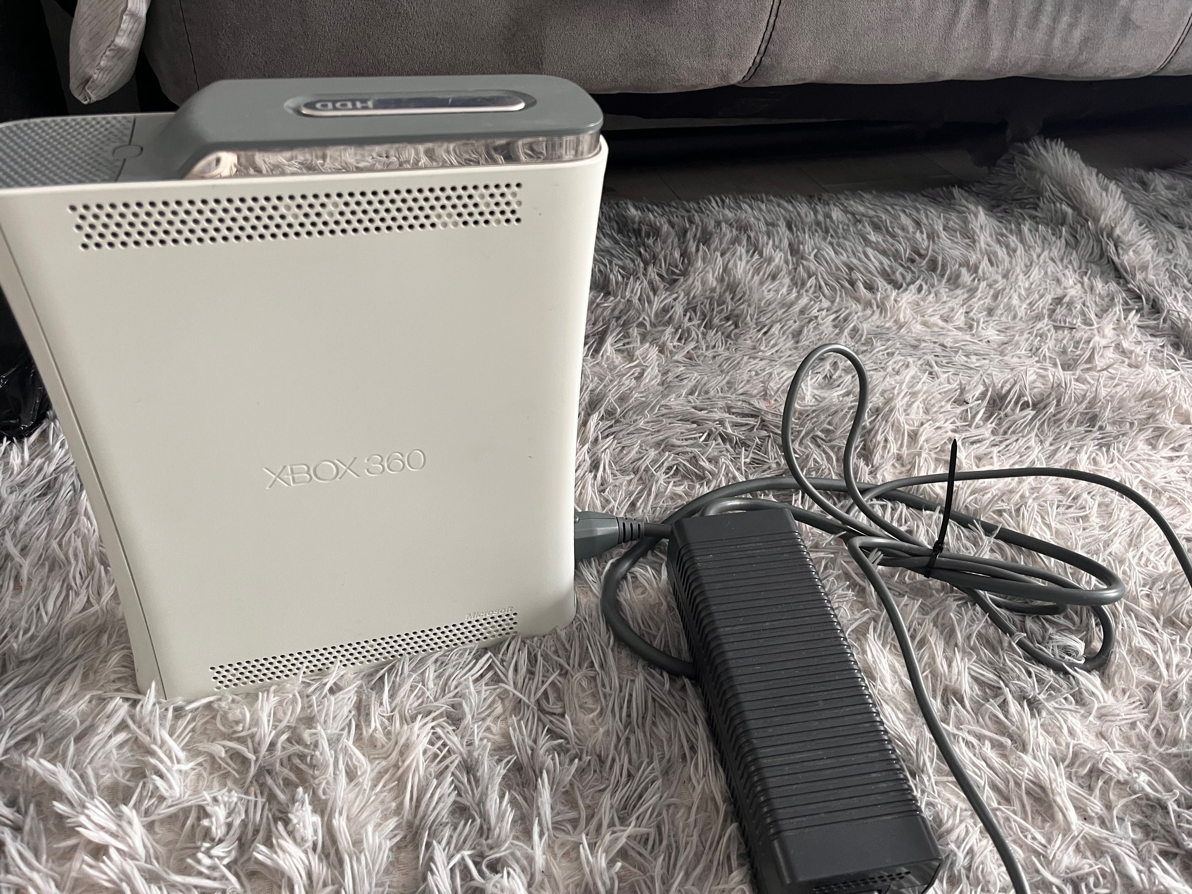Конзола XBox 360 + оригинално зарядно + джойстик