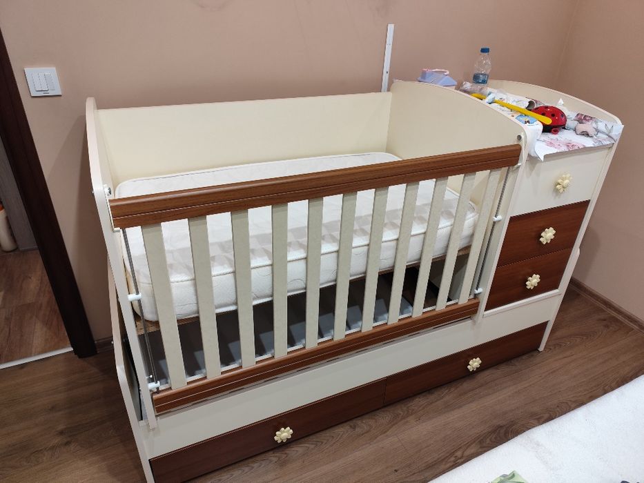 Продава се бебешка кошара 3 в 1, използвана много малко.