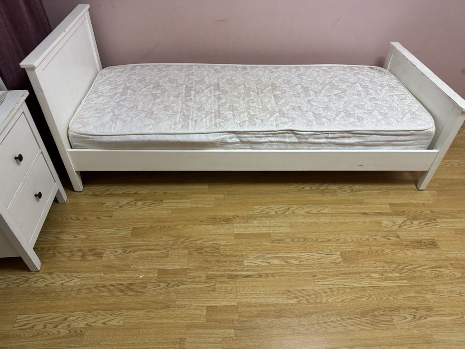 кровать с матрасом из дерева