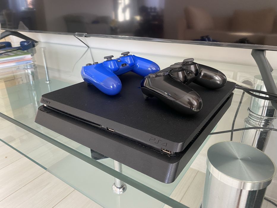 Продам PS4 Slim на 1TB (много игр)