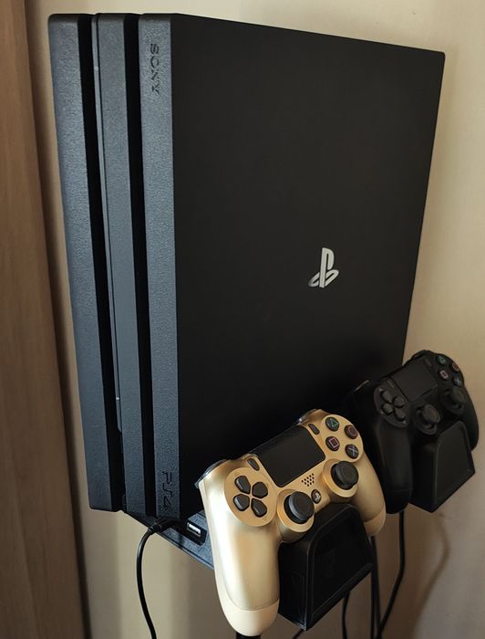 Playstation 4 Pro + două controllere,volan,dock răcire,8 jocuri
