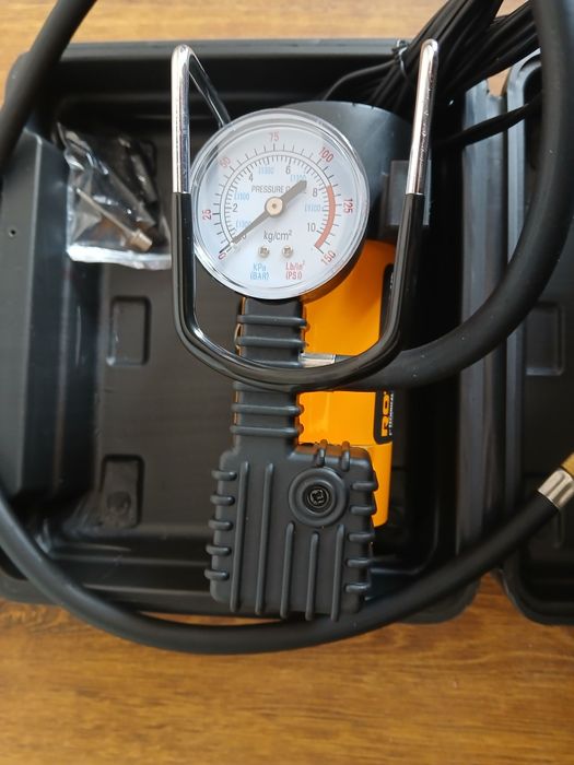 Compresor auto alimentare 12 V