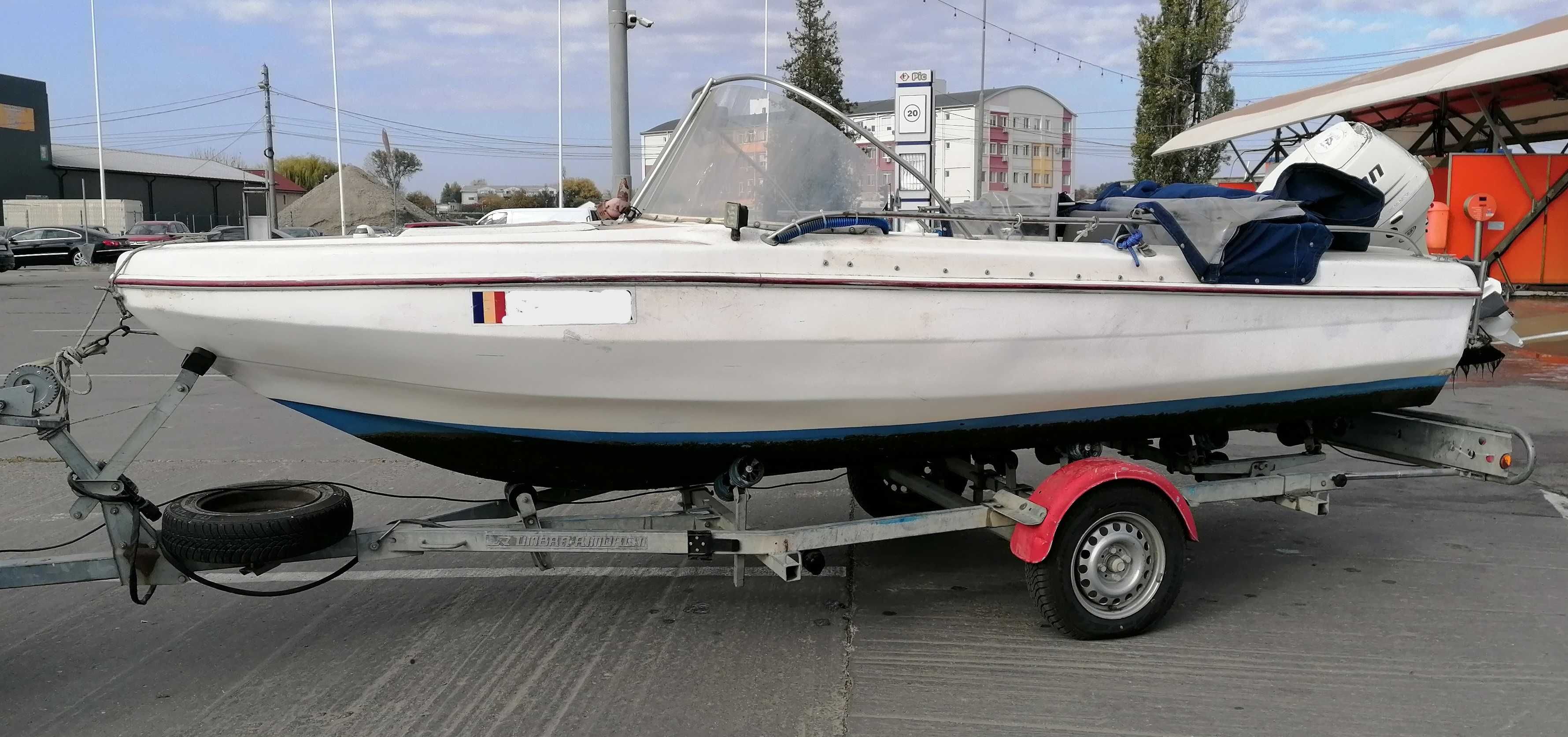 Barca cu motor si peridoc