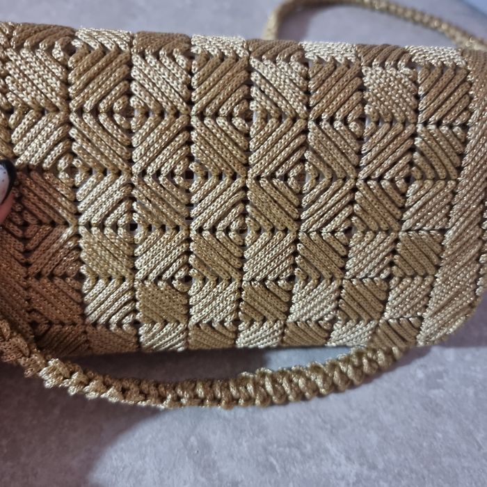 Ръчно шити златни чанти