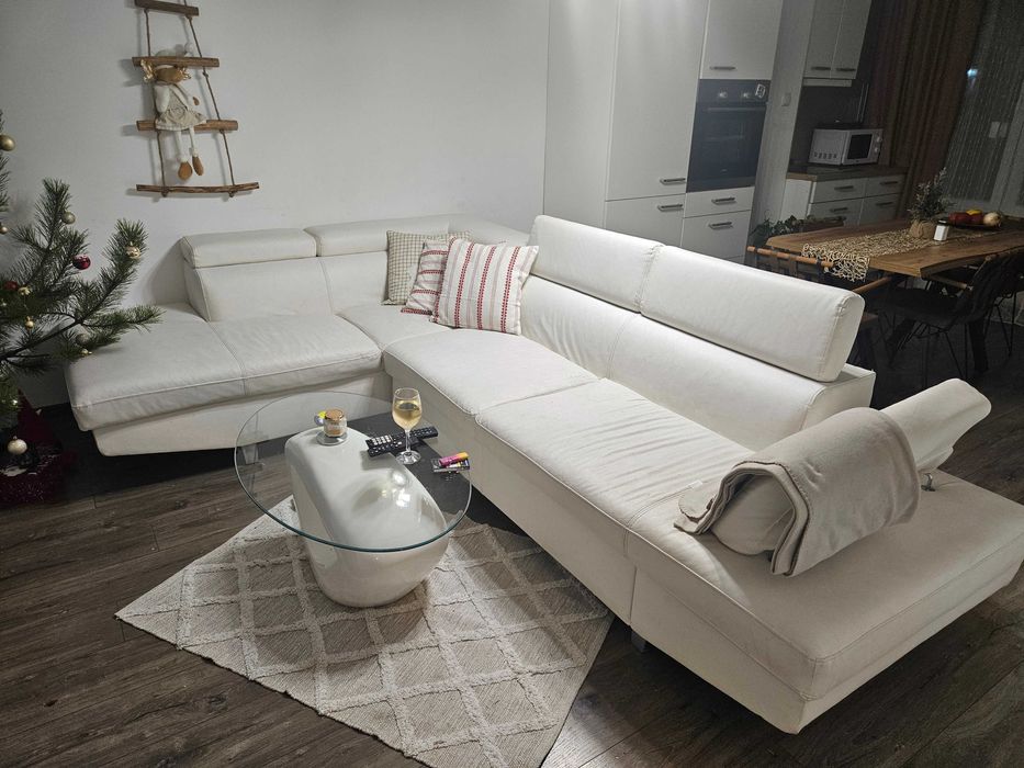 Диван от бяла еко кожа