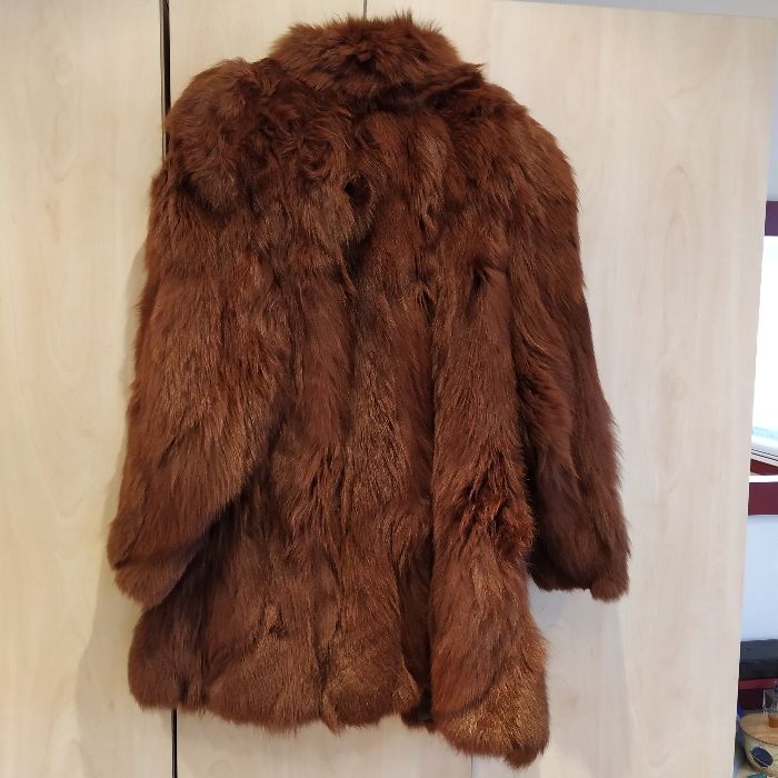 Продавам дамско кожено палто от лисица