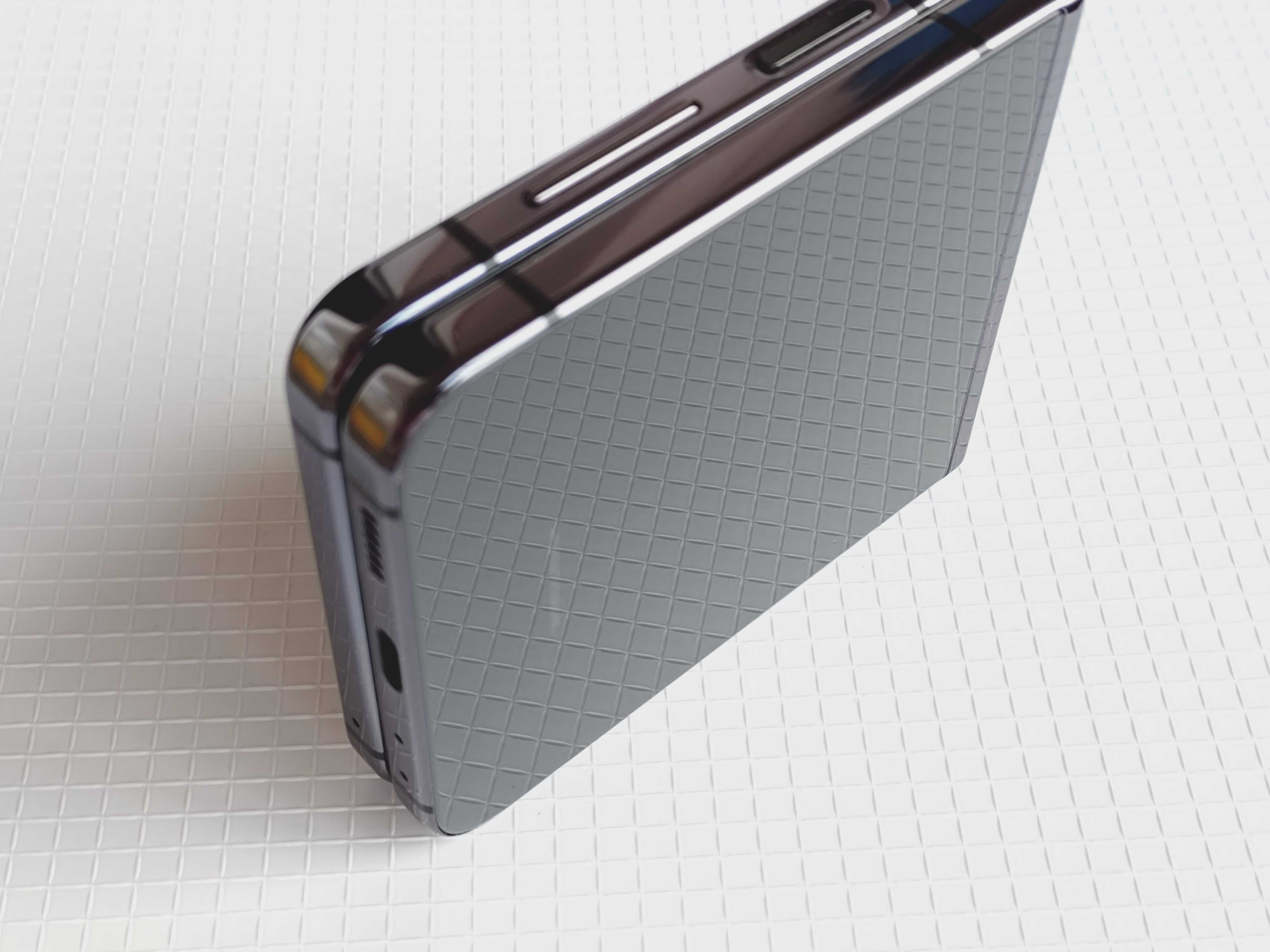 Samsung galaxy Z flip 5 използван един месец с аксесоари