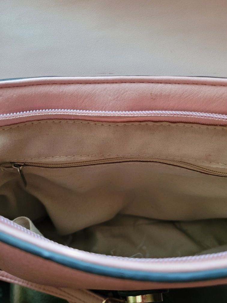 Vabd geanta roz din piele ecologica, purtata o singura data
