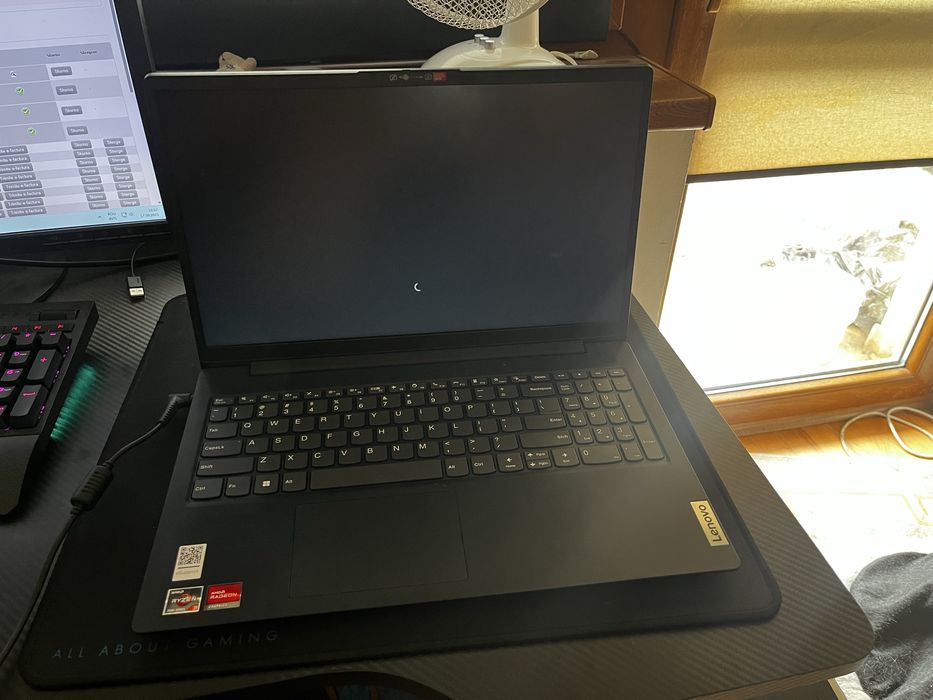 Laptop Lenovo Ryzen 3 aproape nou