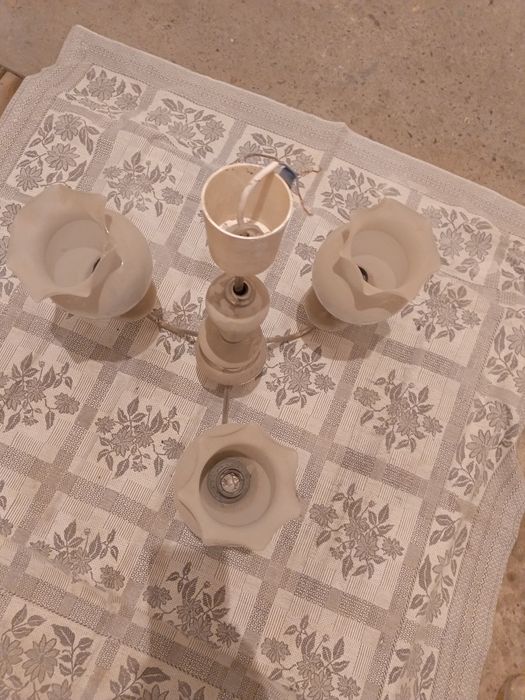 Продается люстра ,разные плафоны,большие лампы для уличного освещения.