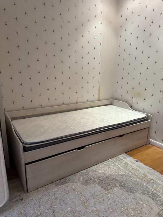 Двуспальная кровать с выдвижным матрасом