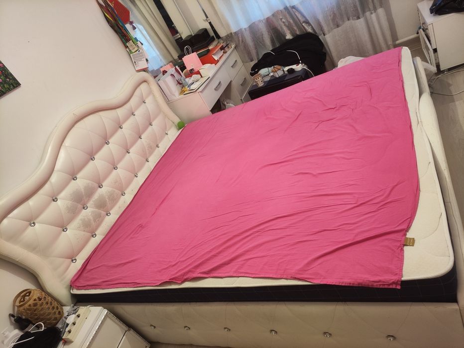 Двухспальная кровать без матраса. 200-180 см