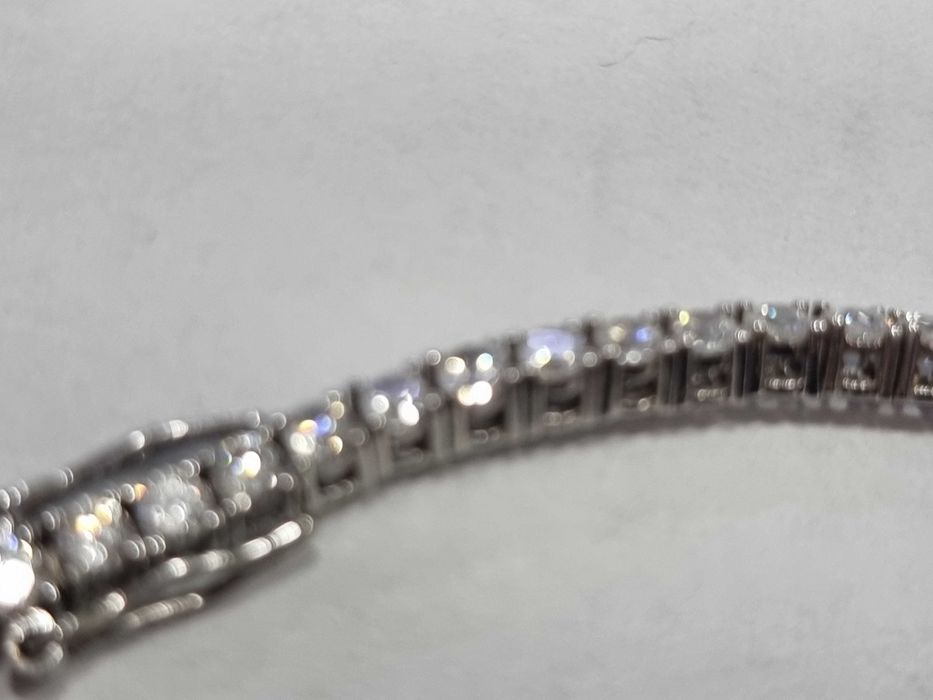 Красива дамска сребърна гривна с инкрустирани множество камъни