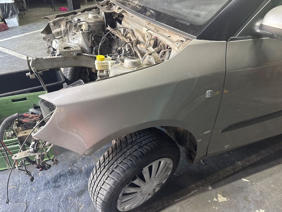 Aripa stanga fata SKODA FABIA II 542 2006 - 2014 gri LF8H