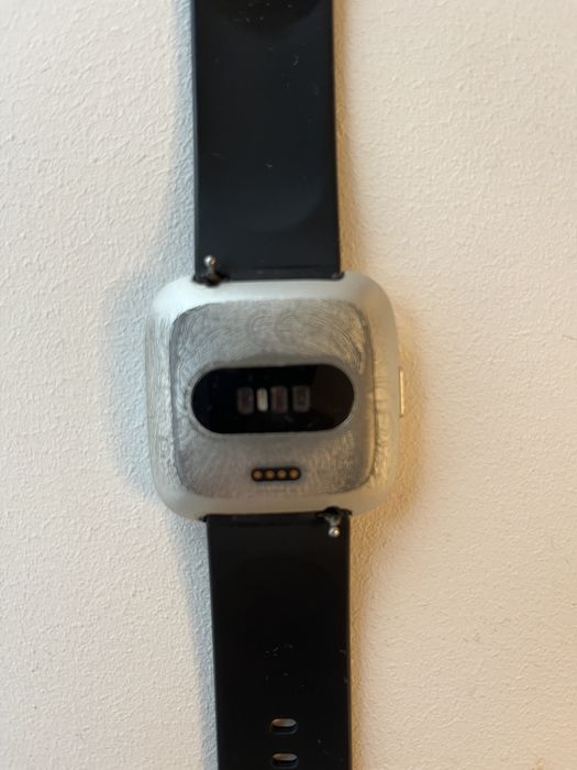 Ceas smartwatch Fitbit Versa Lite si bratara fitness Fitbit Inspire HR