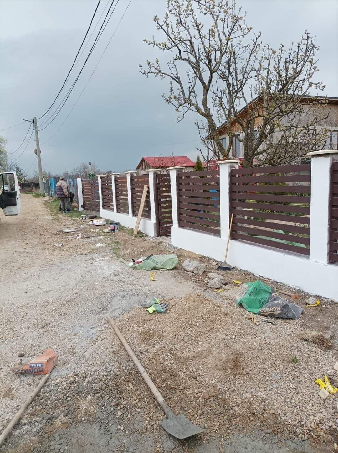 Construim garduri din sipca metalica, panou jaluzele, tabla, plasa BCA