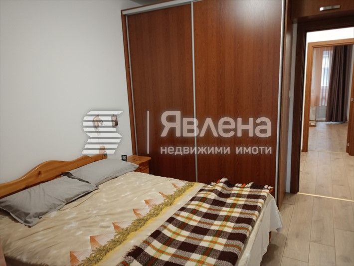 Тристаен имот до Украинското посолство