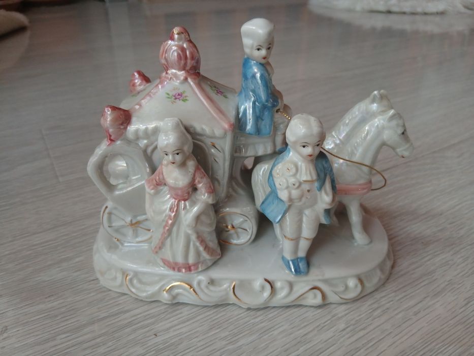 Bibelou/ figurină caleașcă vintage