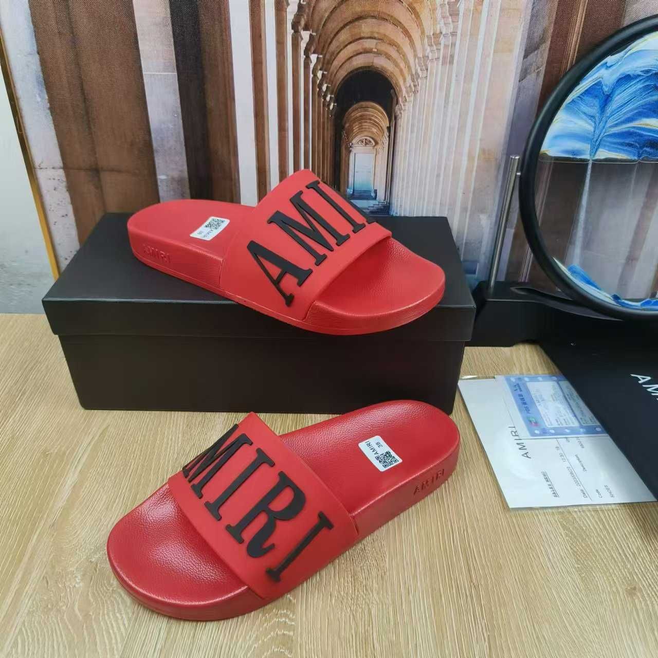 Тапочки от бренда Amiri