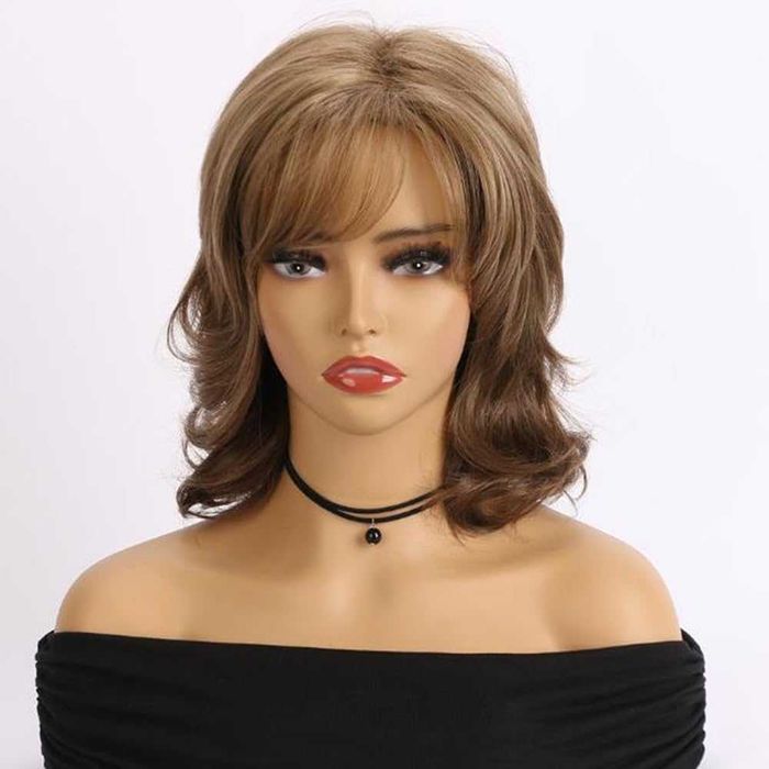 Светло кафява дамска чуплива перука на пластове