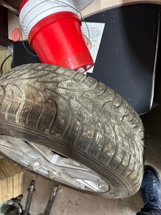 Продается зимняя шипованные шины