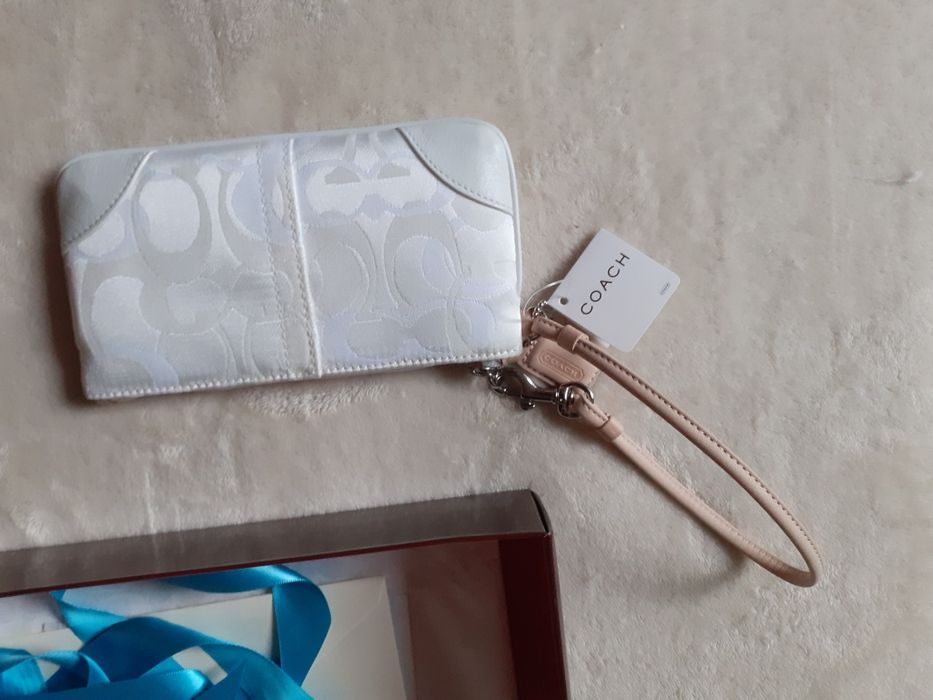 Дамска чантичка за китка Coach