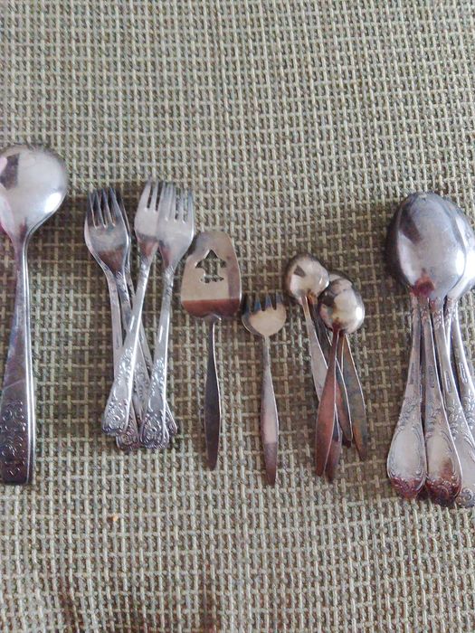 Продам столовый набор мельхиоровый,с позолотой и посеребрением,советск