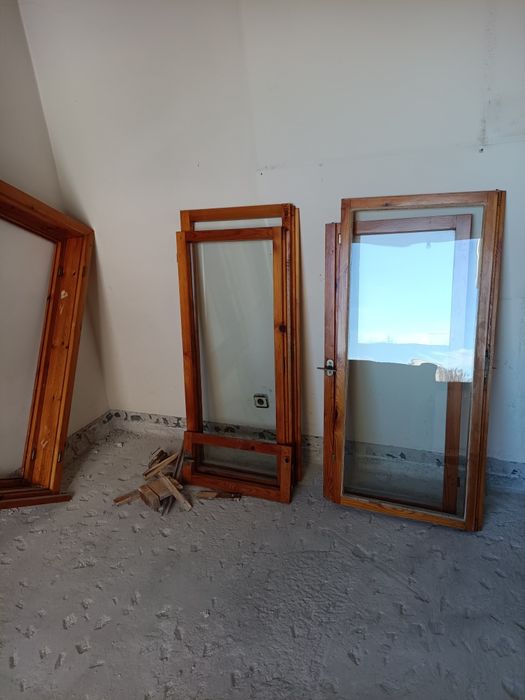 Дървена дограма с прозорзи и врати.