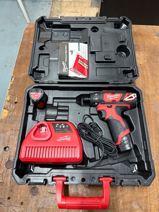 Masina de gaurit subcompacta cu acumulator si incarcator Milwaukee M12
