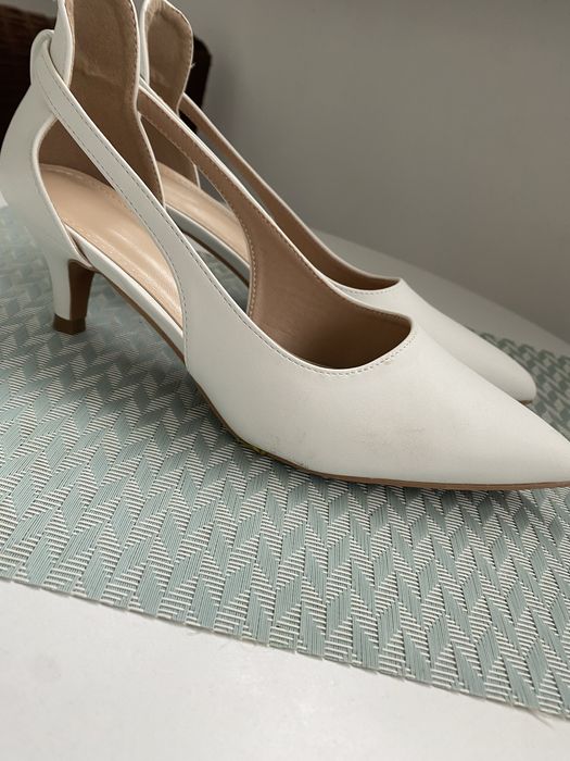 Елегантни бели дамски обувки