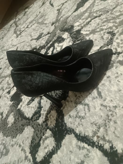 Yangi poshnali oyoq kiyimlar