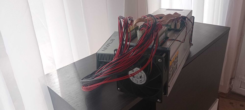 Vând Antminer s9