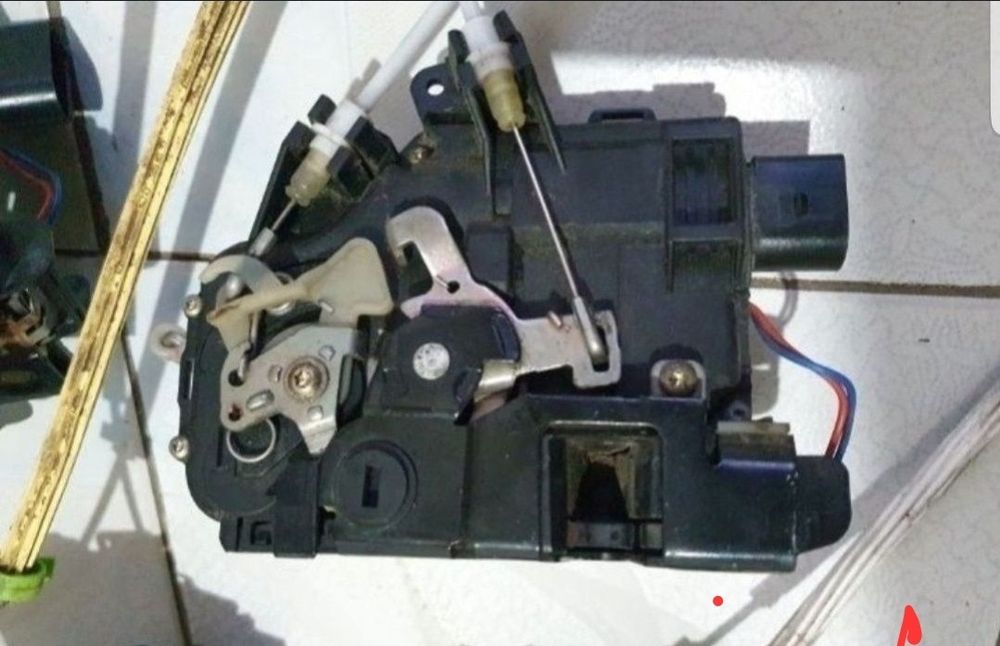 Broasca usa Audi A6 C5 spate stanga 1997-2003 incuietoare