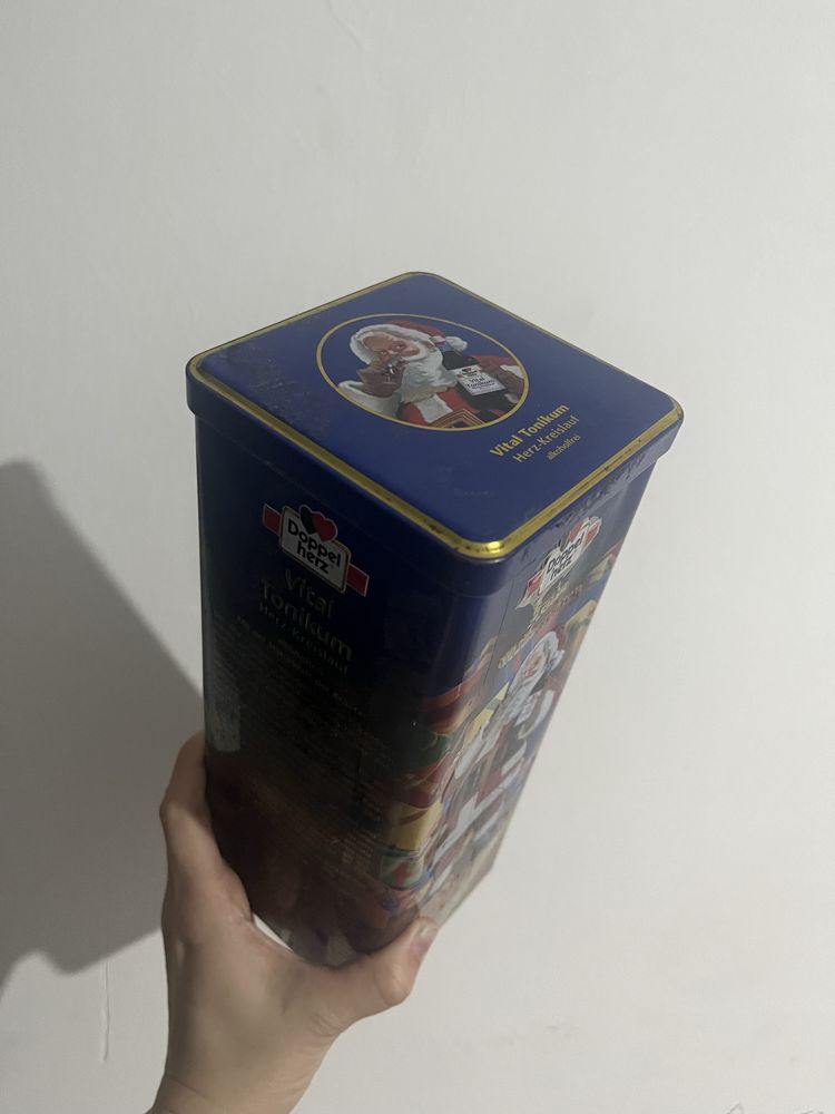 Продам жестяную новогоднюю коробку