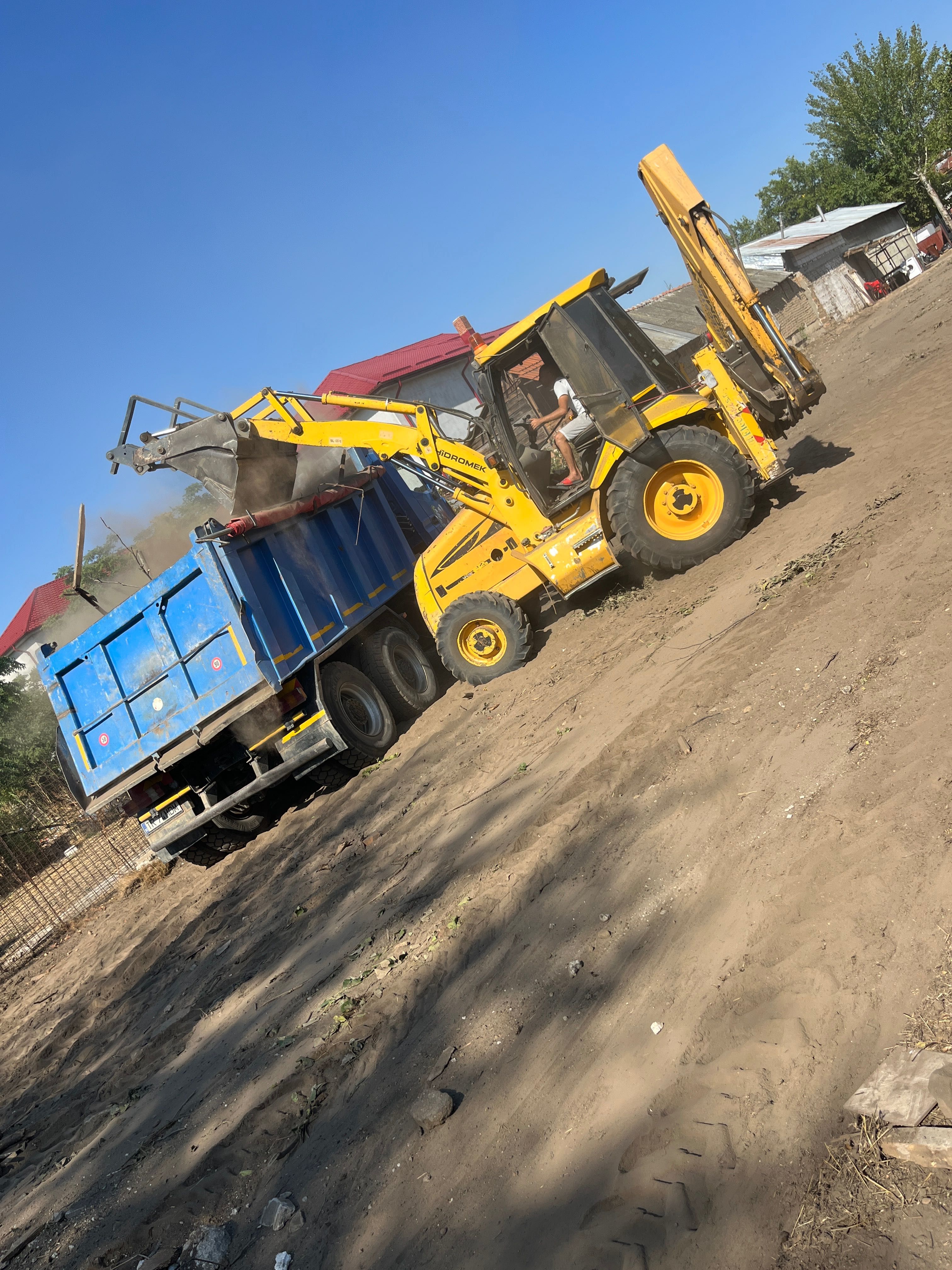 Inchiriez miniexcavator/buldoexcavator cu operator pe ele