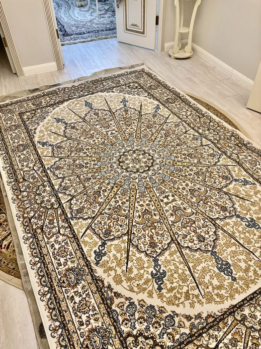 Светлый ковер почти новый