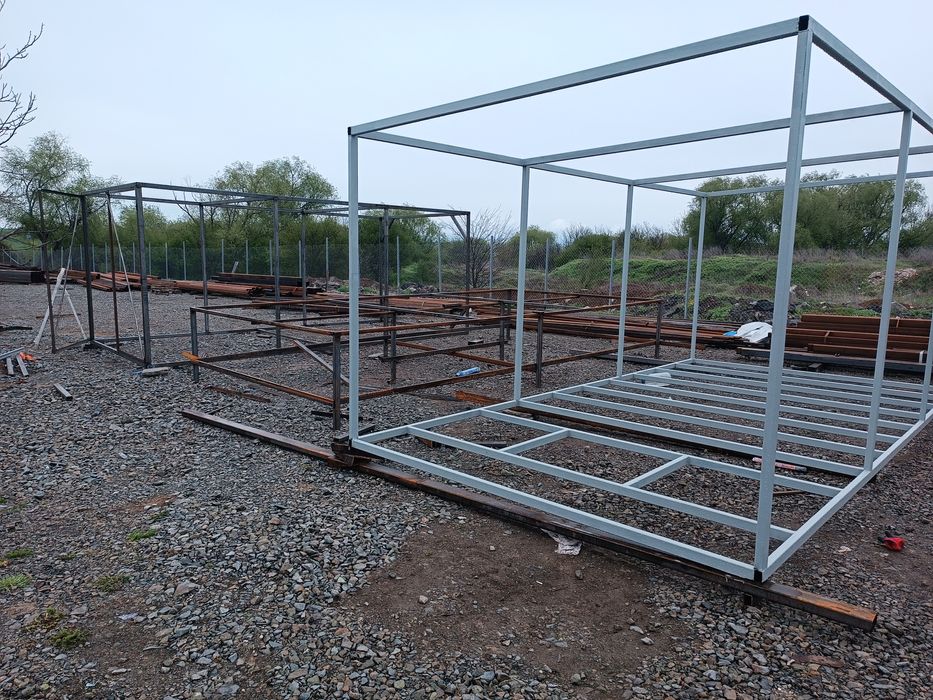 Здрава метална конструкция тип скеле с монтаж