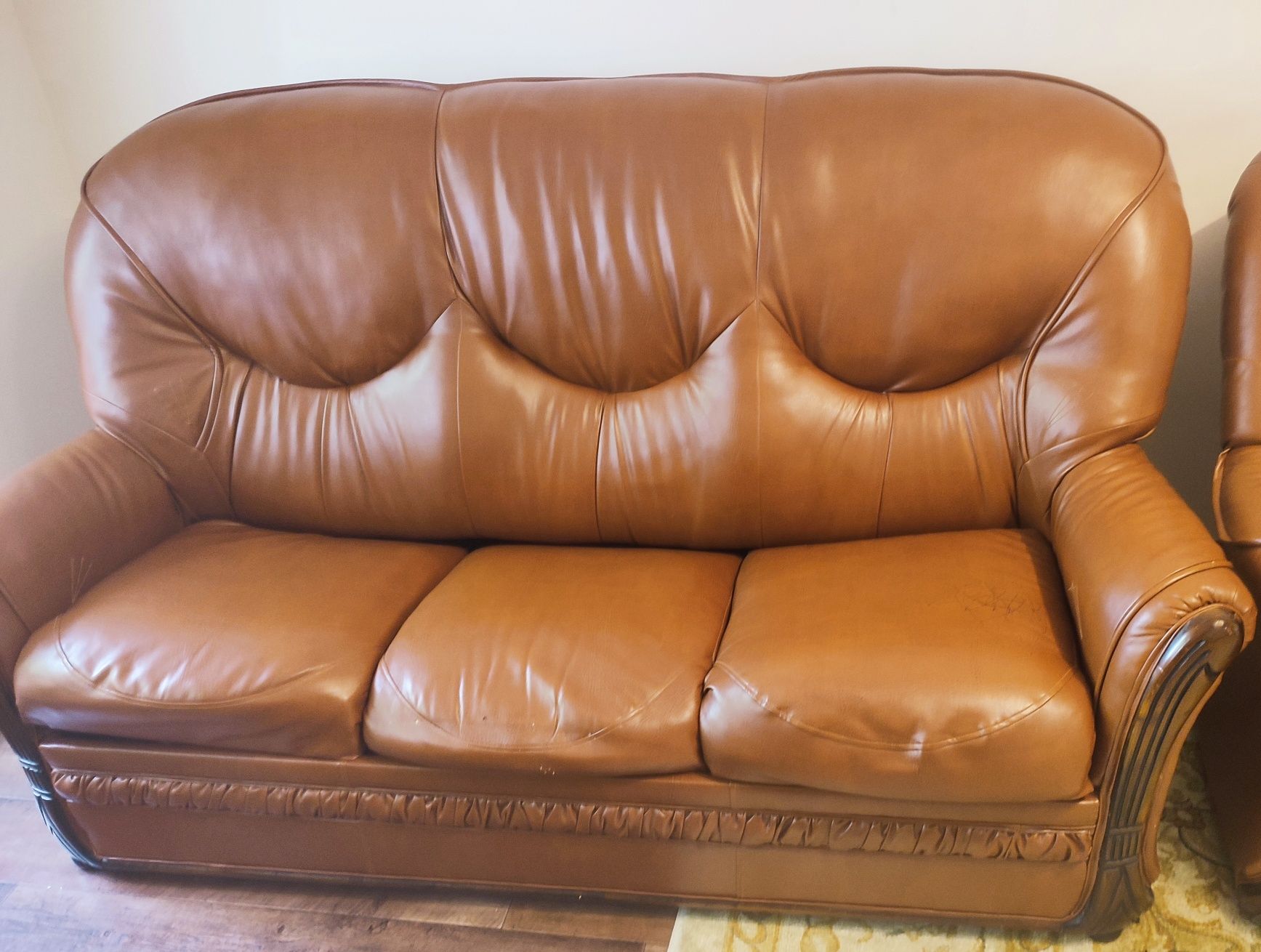 Раздвижной Кожанный диван с двумя креслаии в отличном состоянии, кожа