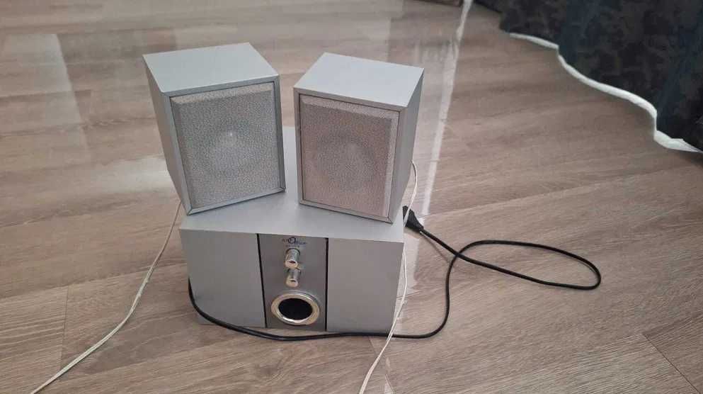 Sistem audio 2.1 cu iesire AUX
