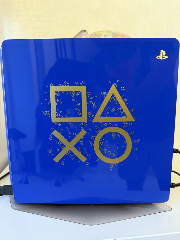 PlayStation 4 Limited edition с 13 игри, камера и стойка