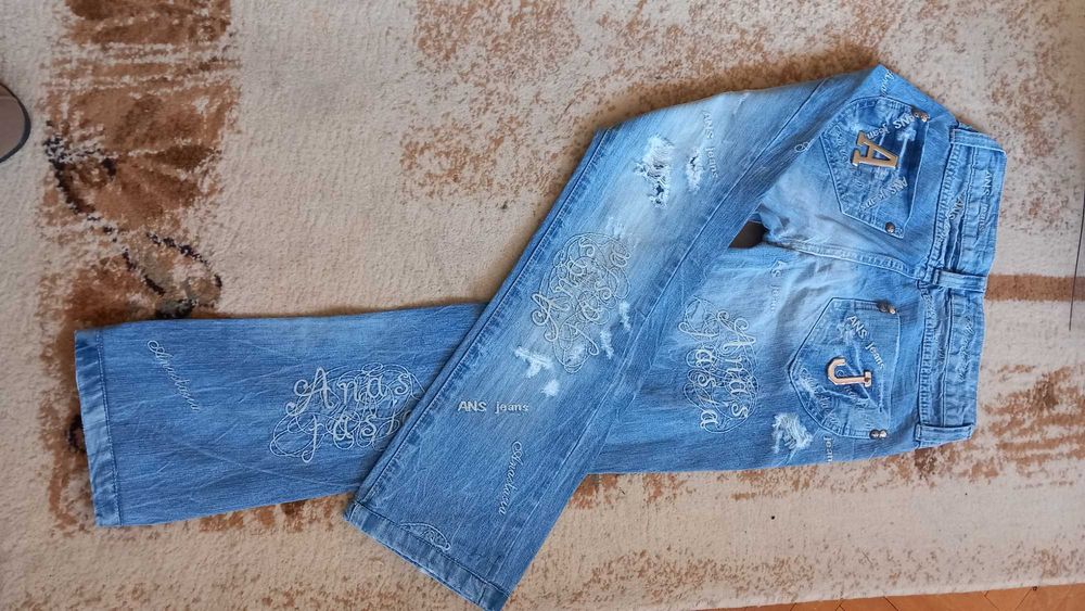 Дънки с уникална бродерия